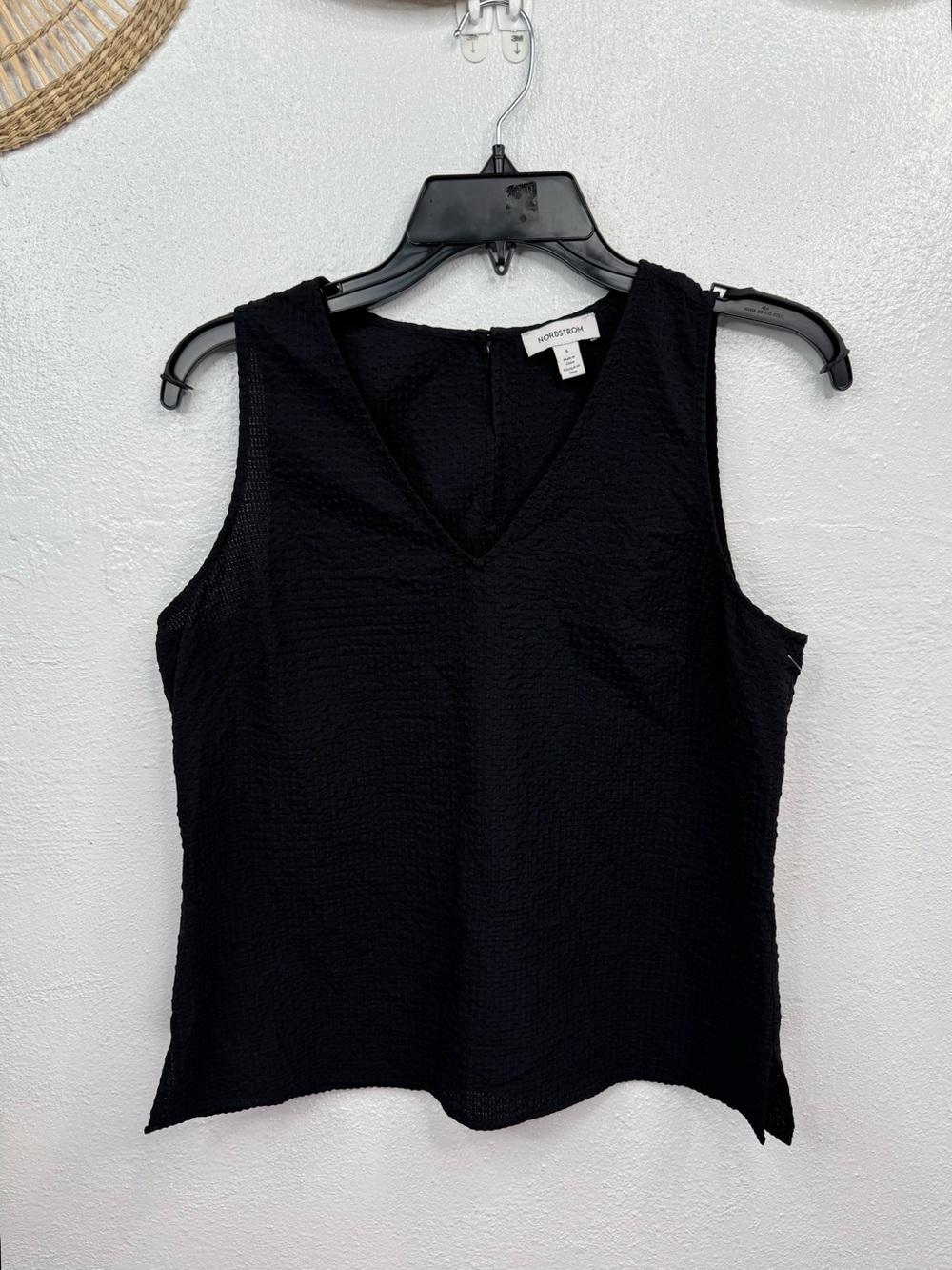 Nordstrom Blouse Womens Size S Black Textured Sleeveless V-Neck Back Butoon